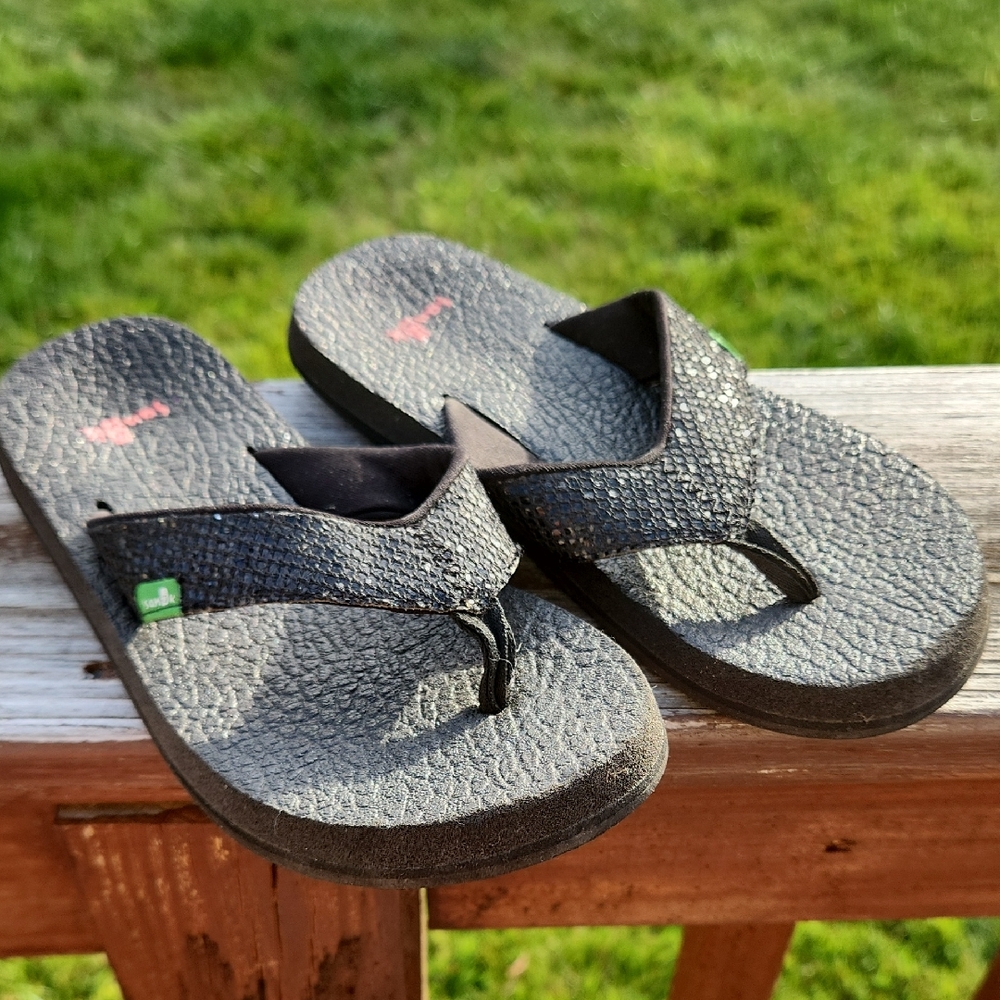 Sanuk Kids Textured Black Flip Flops